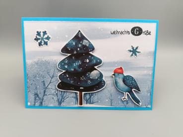 Winterkarte „Weihnachts Grüße“ — Baum mit Vogel im Strickmützchen